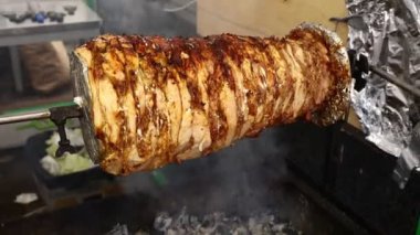 Tavuk eti Türk hünkar, Yunan gyros veya kavrulmuş ve et lokantası yüksek açılı görünüş char ızgara üzerinde füme Arap shawarma kapatın