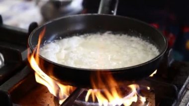 Beşamel, Mornay veya akşam yemeği beyaz sos alev gaz soba cooktop, yüksek açı görünümü üzerinde bir tavada pişirme kapatın
