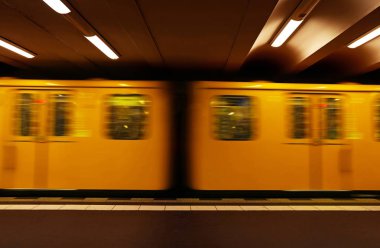Sarı metro Metro tren vagonu hareket, yan görünümü kapatın