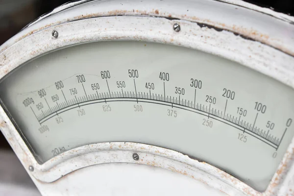 古いホワイト アンティーク ビンテージ ゲージ スケールをクローズ アップ ハイアングルの重量 — ストック写真