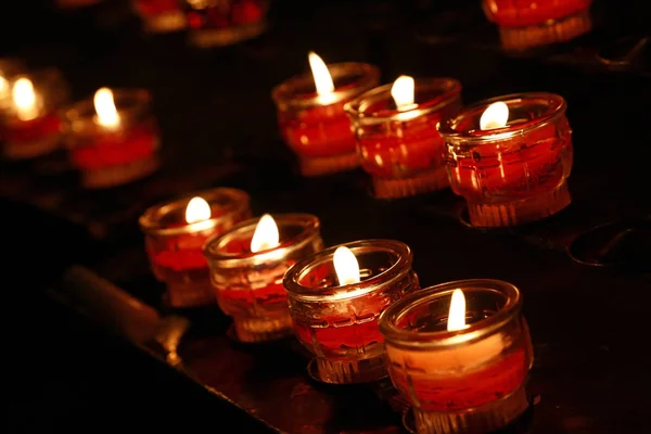 Bougies Verre Rouge Translucide Brûlant Dans Église Sombre Gros Plan — Photo