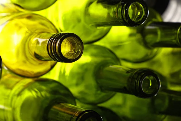 Stäng Upp Stack Fem Tomma Tvättade Gröna Glas Vin Flaskhalsar — Stockfoto