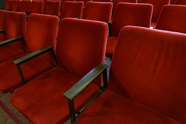 Fechar Acima Assentos Macios Vermelhos Cadeira Uma Linha Perspectiva Pessoal — Fotografia de Stock