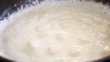 Bir tavada, yüksek açılı görünüş beyaz sos beşamel, Mornay veya akşam yemeği yemek kapatın