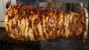 Tavuk eti Türk hünkar, Yunan gyros veya Arap shawarma kavrulmuş kadar kapatın ve et lokantası char ızgara üzerinde füme, düşük açılı yan görünüş