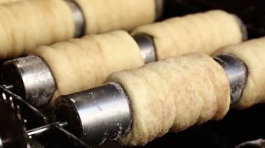 Izgarada pişirme ve haddeleme, bu tatlı Trdelnik yakın tükürük kek popüler Avrupa, Avusturya, Macaristan, Slovakya ve çek, Prag'da özellikle içinde