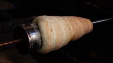 Izgarada pişirme ve haddeleme, bu tatlı Trdelnik yakın tükürük kek popüler Avrupa, Avusturya, Macaristan, Slovakya ve çek, Prag'da özellikle içinde