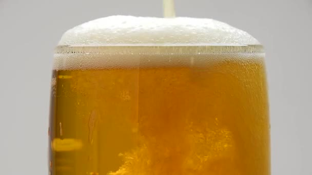 Primer Plano Fondo Verter Cerveza Con Burbujas Espuma Vidrio Sobrecarga — Vídeos de Stock