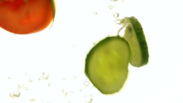 Εσωτερικη Αρκετές Φέτες Από Φρέσκιες Κόκκινες Ντομάτες Και Πράσινα Αγγούρια — Αρχείο Βίντεο