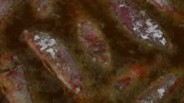 Cuisson Gros Plan Poissons Roux Frits Dans Huile Chaude Dans — Video