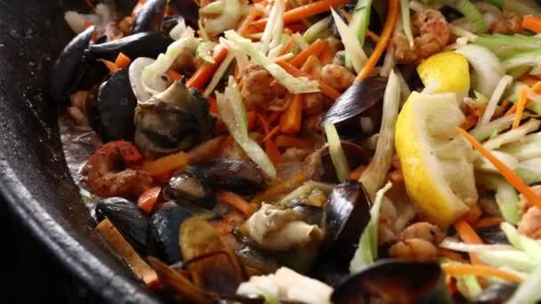 Крупним Планом Приготування Свіжих Морепродуктів Смажать Рагу Креветками Мідіями Овочами — стокове відео