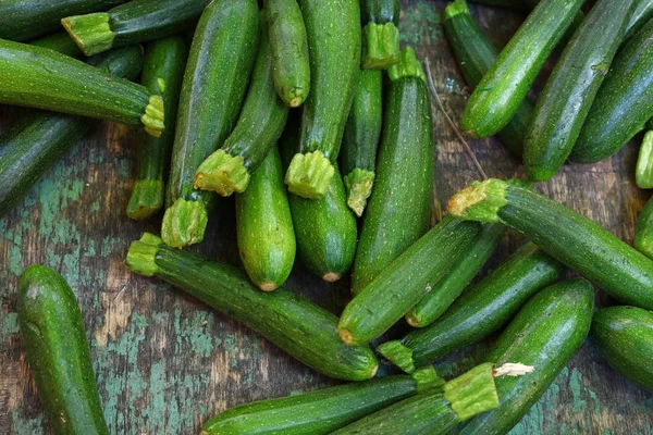 Nahaufnahme Frische Grüne Neue Zucchini Auf Dem Einzelhandelsdisplay Des Bauernmarktes — Stockfoto