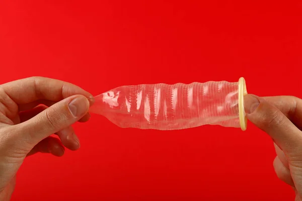 Stäng Upp Två Kvinna Händer Som Håller Öppen Latex Kondom — Stockfoto