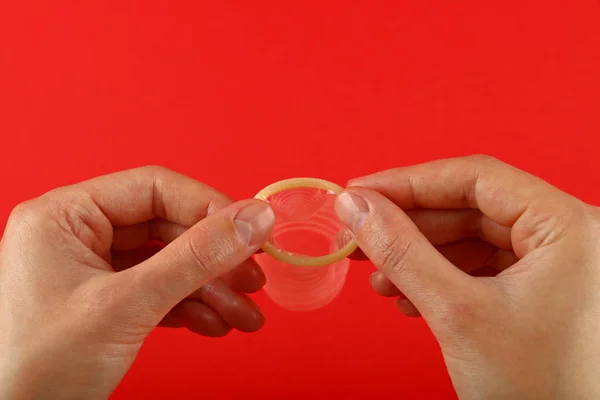 Stäng Upp Två Kvinna Händer Som Håller Öppen Latex Kondom — Stockfoto