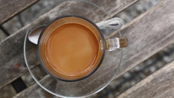 Bir Cam Fincan Kahve Tam Süt Kaşık Ahşap Masa Üzerinde — Stok video