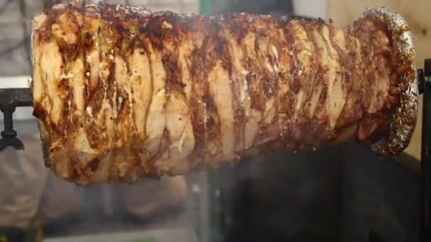Zblízka kuřecí maso turecký Döner kebab, řecký gyros nebo arabský shawarma, pečené a uzené v grilu nad gril char, nízký úhel boční pohled
