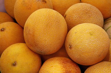 Taze olgun yaz kavunlarını kapatır pazarın perakende satışında karpuz, yüksek açı manzarası