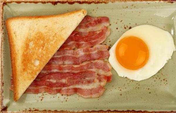 Κοντινό Πλάνο Αγγλικό Πρωινό Ηλιόλουστη Πλευρά Αυγό Μισό Φρυγανισμένο Ψωμί — Φωτογραφία Αρχείου