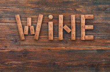 Word arka plan koyu eski ahşap plakalar üzerinde farklı vintage yıl doğal ahşap şarap şişesi mantarlar tarafından şeklinde şarap