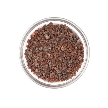 Cam bir kase dolusu kristali kapatın. Hindistan kahverengi Kala Namak tuzu. Beyaz arka planda izole edilmiş.