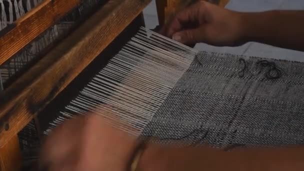 Kapatın Adam Ellerini Antika Dokuma Tezgahıyla Örüyor Yandan Bakıyor — Stok video
