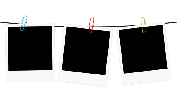 Векторна Ілюстрація Трьох Порожніх Порожніх Слайдів Фотографій Висячих Мотузці Різнокольоровими — стоковий вектор