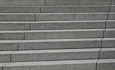 Gri beton merdivenleri kapat. Perspektif yükseliyor, açı düşük.