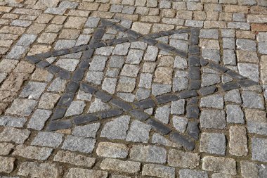 David Yıldızı, Magen David, kaldırımlı yolda Yahudi dini ve kültürel miras sembolü, yüksek açı manzaralı.