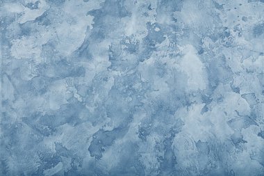 Grunge mavisi, eskimiş alçı duvar dokusu, lekeler ve boya darbeleriyle arka plan, kapat.