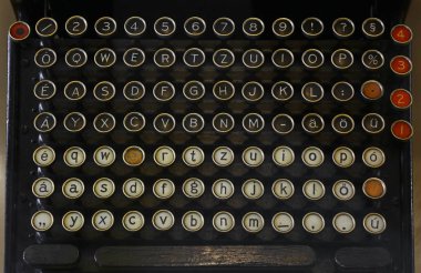 Yuvarlak düğmeli, yüksek açılı, kişisel perspektifli eski antika daktilodan Latince klavye