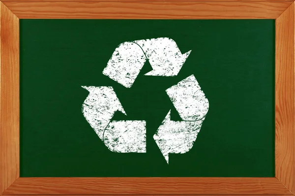 茶色の木製フレーム内のリサイクルロゴアイコンのチョーク図面と緑の学校の黒板の黒板 — ストック写真