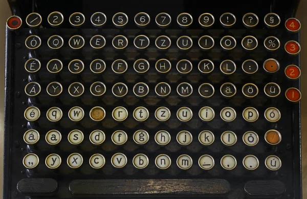 Yuvarlak düğmeli, yüksek açılı, kişisel perspektifli eski antika daktilodan Latince klavye
