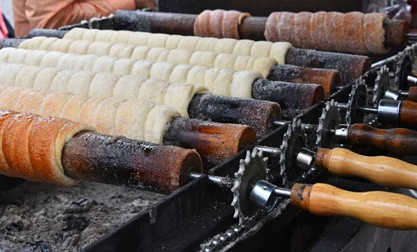 Cerca de hornear pastel de chimenea en la parrilla — Foto de Stock