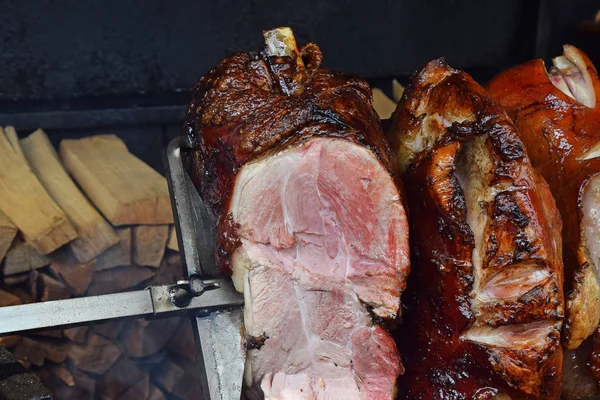 Cerrar carne de cerdo asada sobre fuego de leña abierto — Foto de Stock