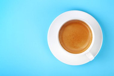 Tam beyaz fincan espresso mavi kahve