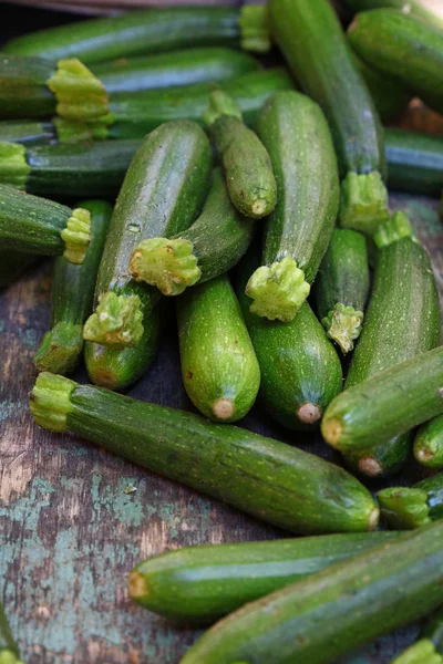 Close up fresh green zucchini on retail display — Stock Photo, Image