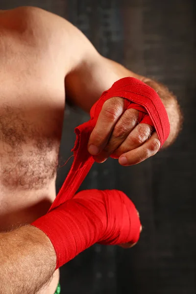 Close Boxer Uomo Avvolgendo Mani Rosse Avvolge Polsi Preparandosi Lotta — Foto Stock