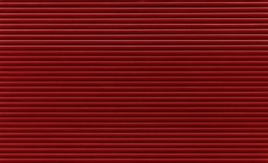 Koyu kestane rengi kırmızı ya da kahverengi renk yatay metal pencere perdeleri