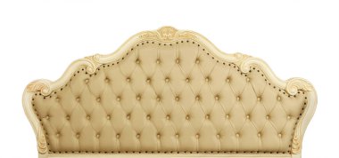 Renkli pastel bej rengi yumuşak deri kapitone yatak başlığı Chesterfield tarzı kanepe oyulmuş ahşap çerçeve, beyaz arka planda izole, ön manzara