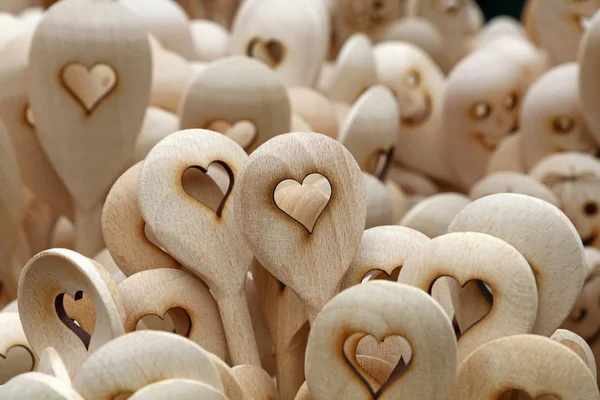 Zamknij Ręcznie Robione Drewniane Łyżki Gotowania Rzeźbionym Kształcie Serca Wyświetlaczu — Zdjęcie stockowe