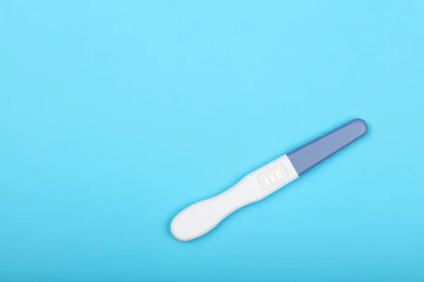 Stäng Upp Positiv Gravid Resultat Graviditetstest Över Pastell Blå Papper — Stockfoto