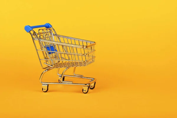 Feche Carrinho Compras Vazio Supermercado Metal Brinquedo Sobre Fundo Amarelo — Fotografia de Stock