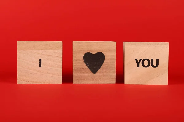 Drewniane Znaki Sześcianu Love You Słowa Czerwonym Tle Przestrzeni Kopiowania — Zdjęcie stockowe