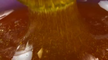 Metal kaşık kase taze kalın sıvı akasya bal ve dökme, yüksek görüş açısı, ağır çekim daldırma kapatın