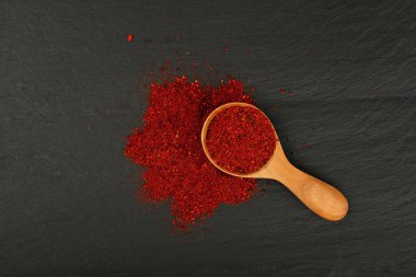 Tahta kepçe kaşık dolusu kurutulmuş domates.