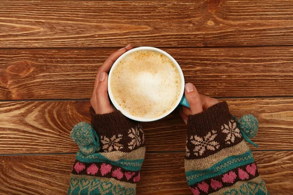 Kadın eller tam latte cappuccino kahve Kupası