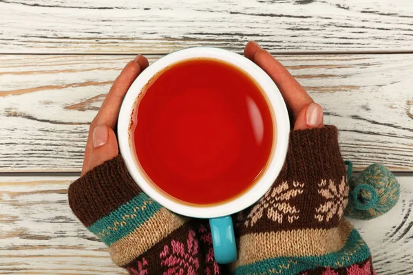 Nő kezében tartsa teljes csésze fekete teát — Stock Fotó