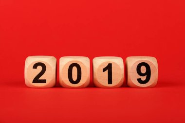 Ahşap küpleri 2019 kelime üzerinde kırmızı ile