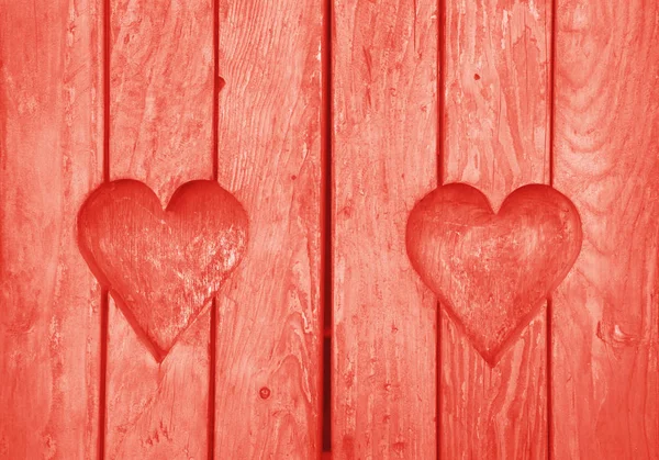 Dos formas de corazón talladas en madera vintage de cerca — Foto de Stock