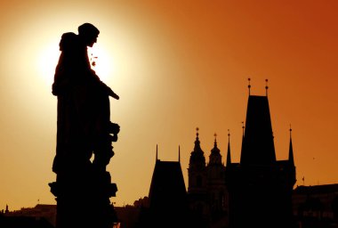 Prag'daki Charles Köprüsü'nün günbatımı siluetleri